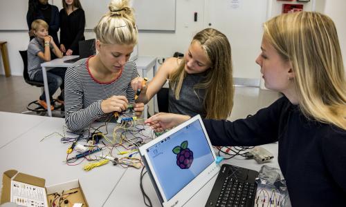 Billede fra Praksis 7 2021 - Indsatser i teknologi og teknologiforståelse. Piger der arbejder med teknologi